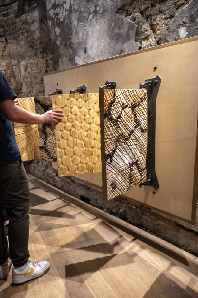Les différents panneaux disposés dans la poudrière du Fort Risban pour découvrir les textures d'essai pour la peau du Varan de Voyage.