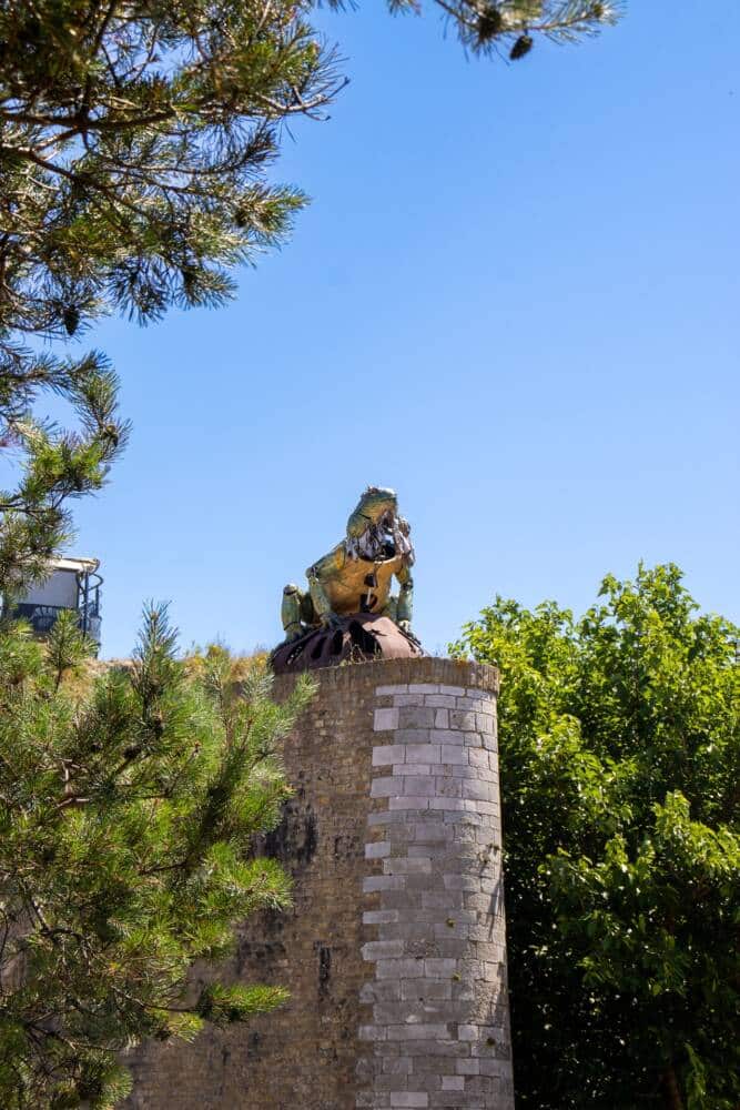 L'iguane Sentinelle de la Compagnie du Dragon, posté sur les contreforts du Fort Risban à Calais.
