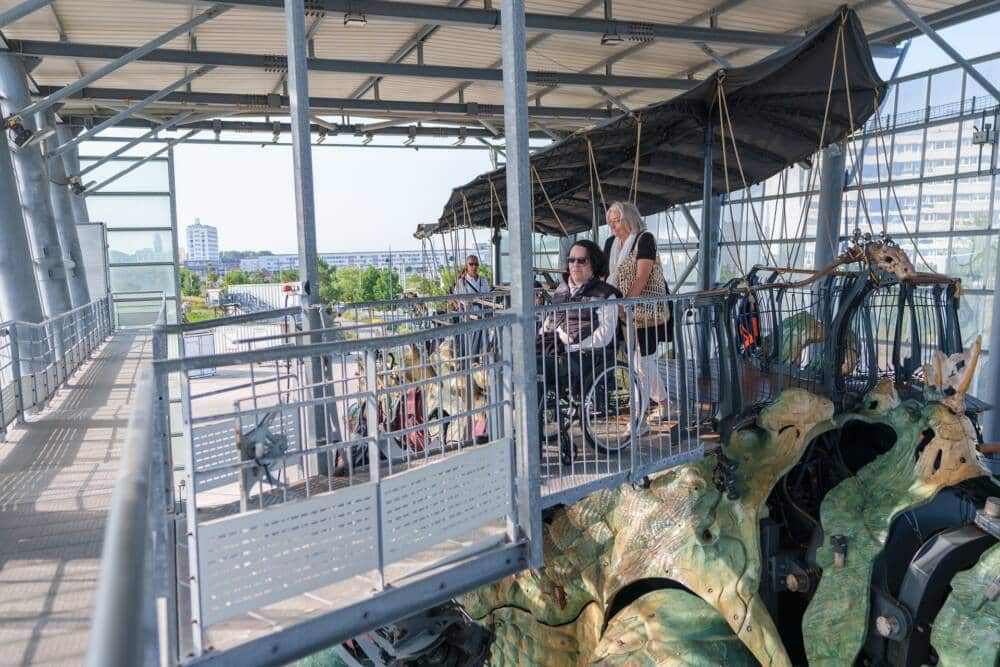 La passerelle permettrait l'embarquement d'une personne e à mobilité réduite sur le Dragon de Calais.