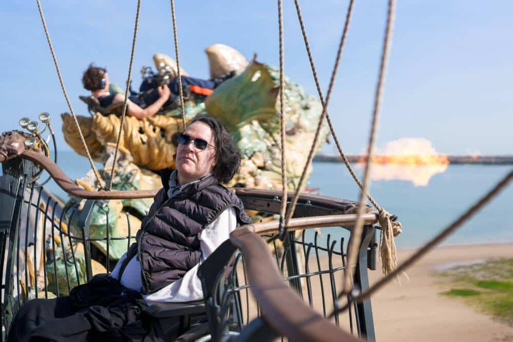 Un voyageur en fauteuil roulant à bord du voyage à bord du majestueux Dragon de Calais.