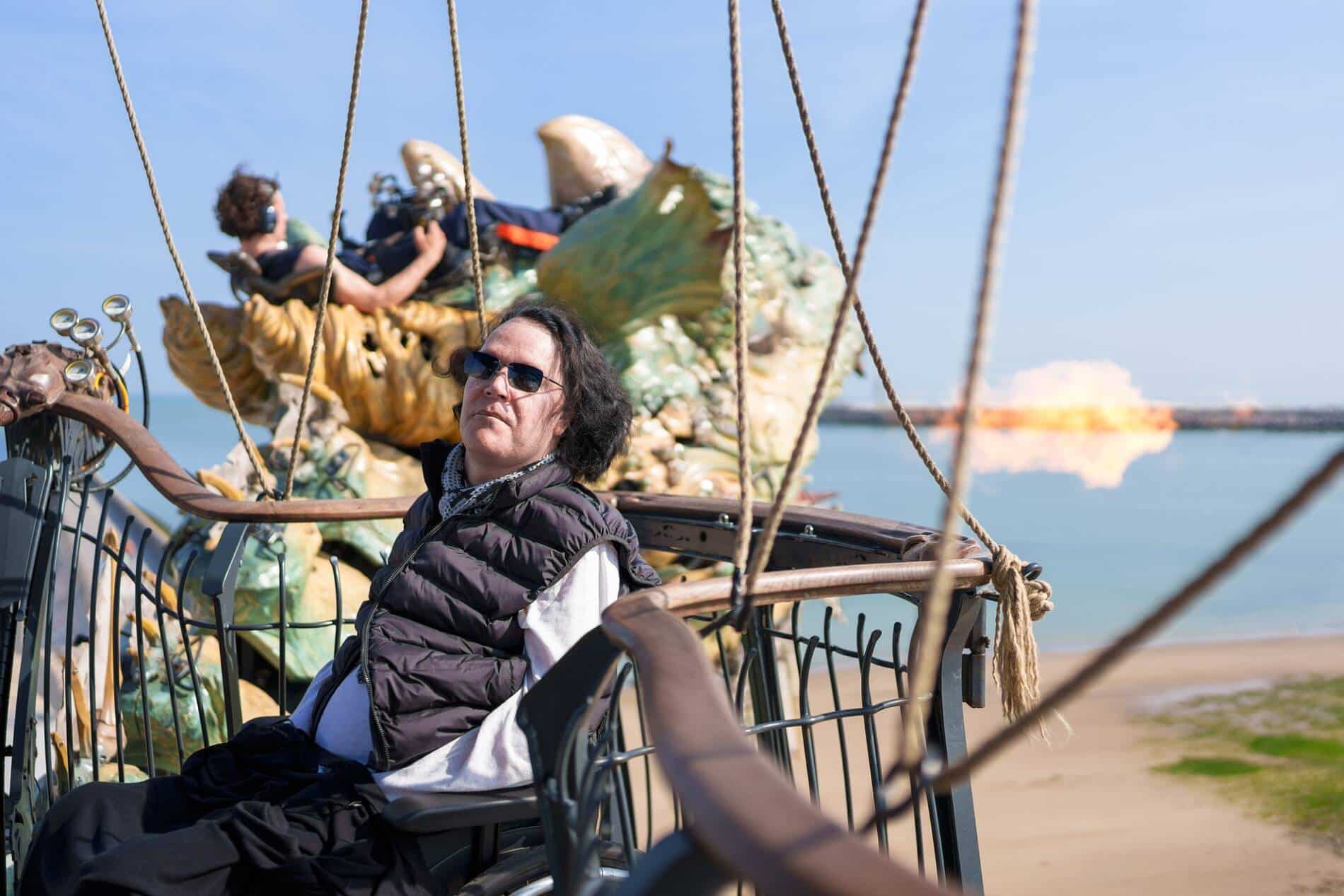 Un voyageur en fauteuil roulant à bord du voyage à bord du majestueux Dragon de Calais.