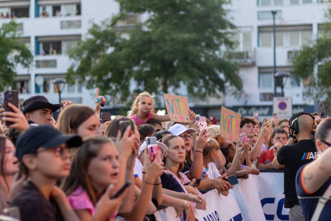 Le public des concerts Place d'armes à Calais pour le Grand Live Radio Contact.