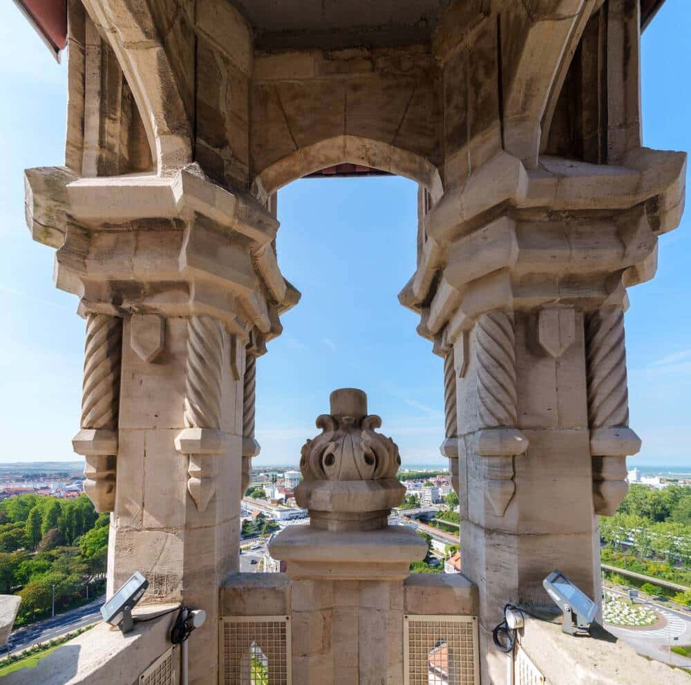 Vue du haut du Beffroi de l'Hôtel de Ville de Calais avec les ornements de son chemin de ronde.