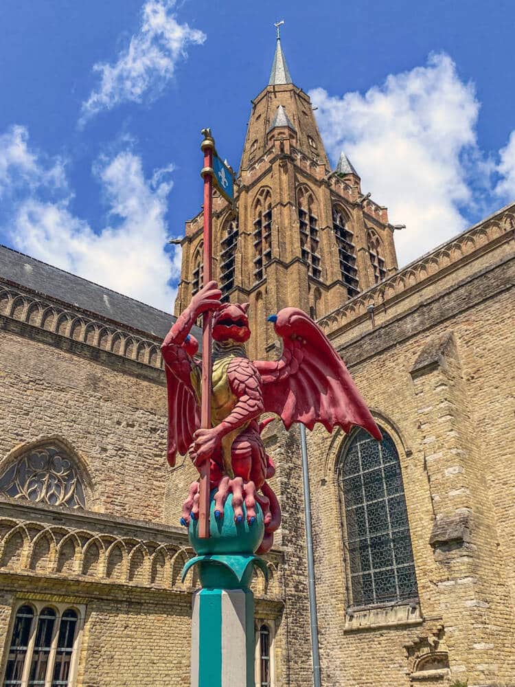 Bestiaire Héraldique des Jardins Tudor au pied de Notre Dame à Calais.