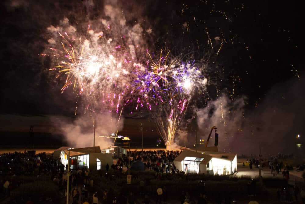 Le feu d'artifice de la plage de Calais le long de la jetée.