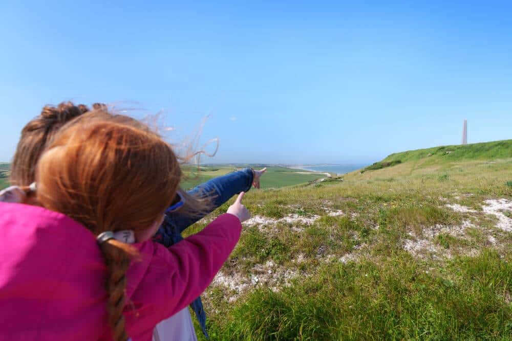 Deux enfants aux cap blanc-nez pointant l'obélisques de la Dover Patrol.
