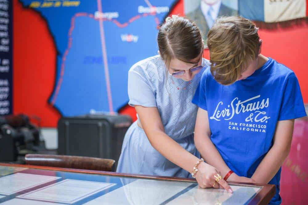 Deux enfants lisant la scénographie du Musée Mémoire 39-45 de Calais