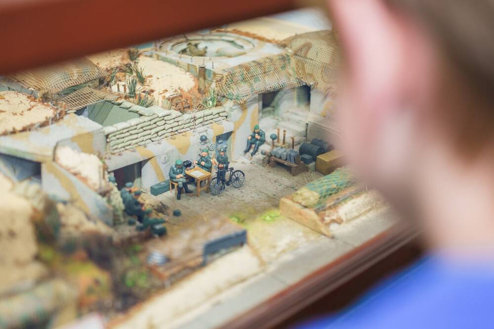 Enfant scrutant les maquettes du Musée Mémoire 39-45