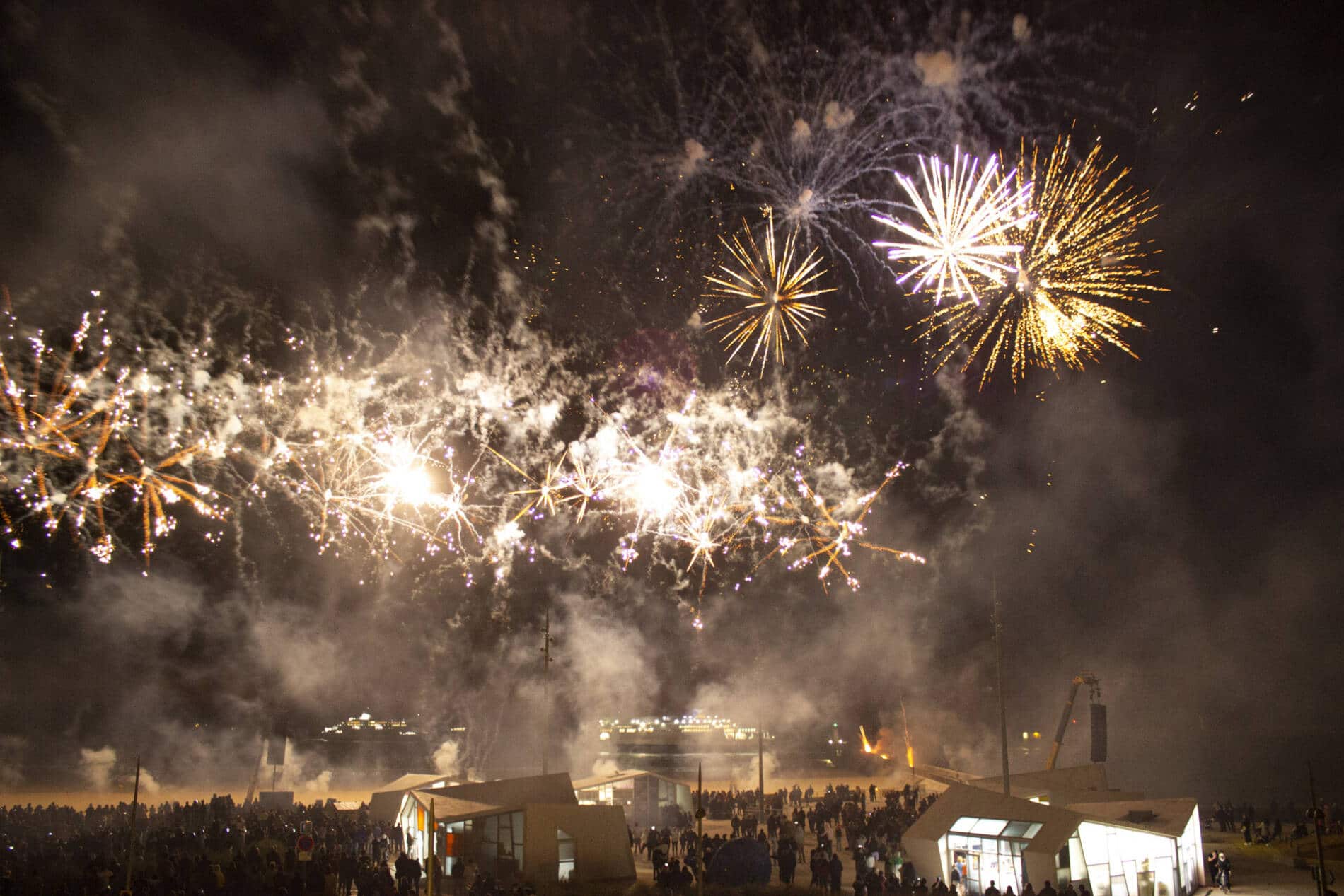 Feu d'artifice de la Plage de Calais Le feu d'artifice de la plage de Calais en 2021 à l'occasion de l'inauguration de Calais LA Plage.