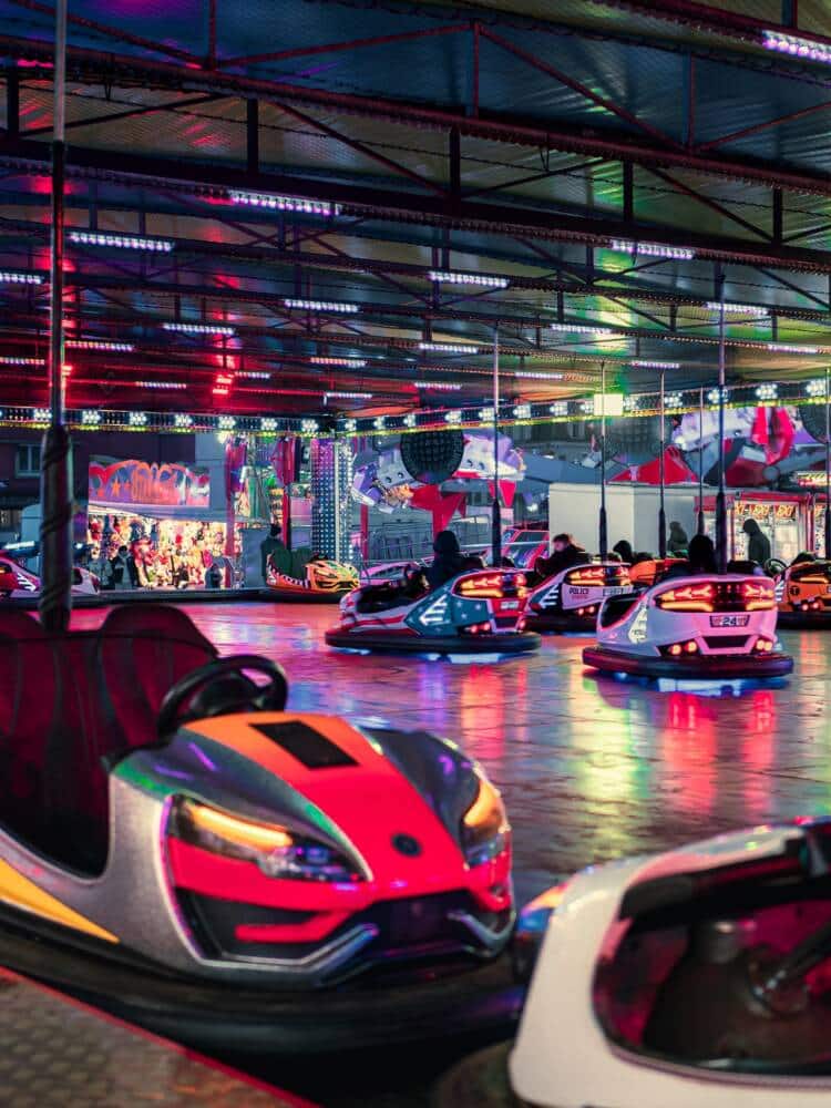 La foire de Calais avec ses attractions emblématiques comme les auto-tamponeuses