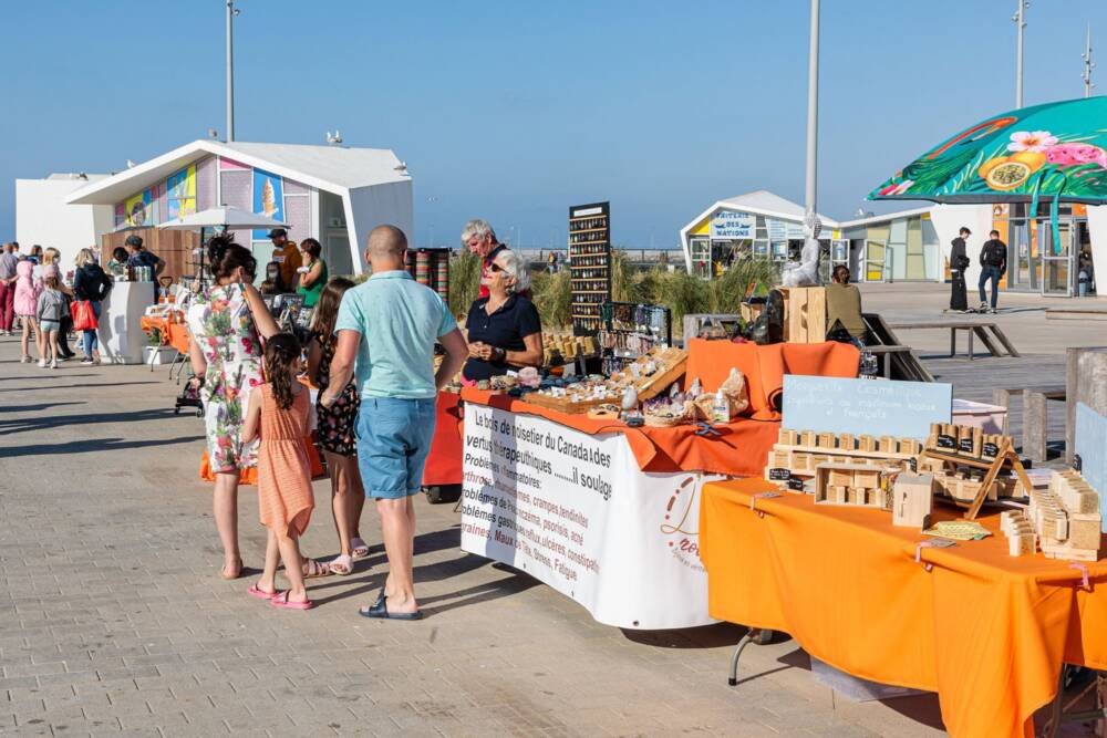 Marché estival de Calais LA Plage avec ses exposants en front de mer.