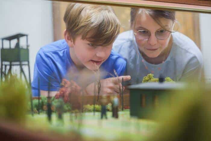 Des enfants qui observent les maquette présentées au Musée Mémoire 39-45 de Calais.