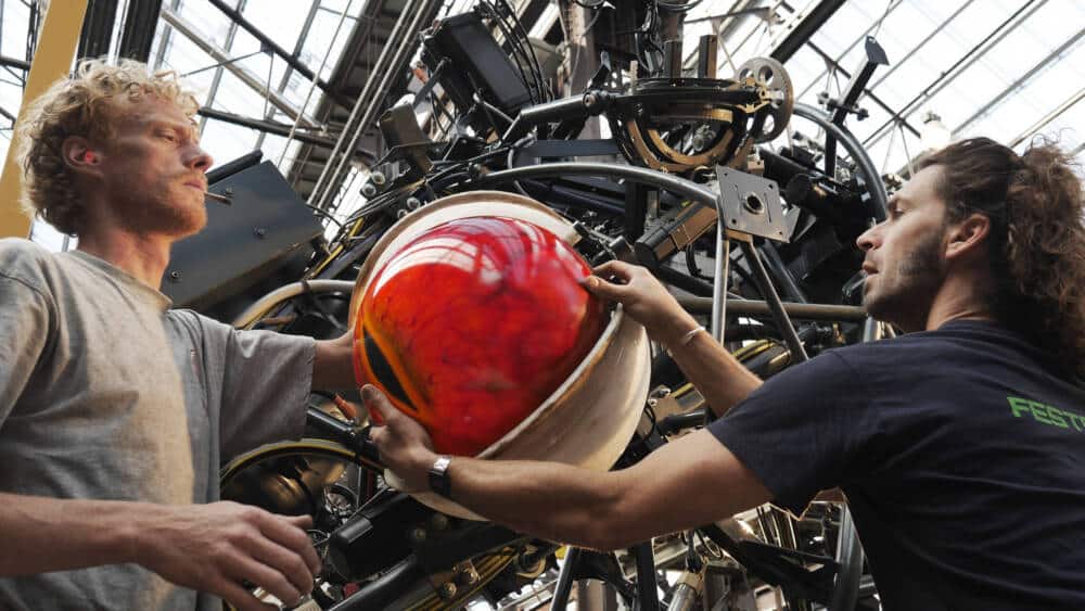 Le montage de l'œil du Dragon de Calais par les équipes de la Compagnie La Machine