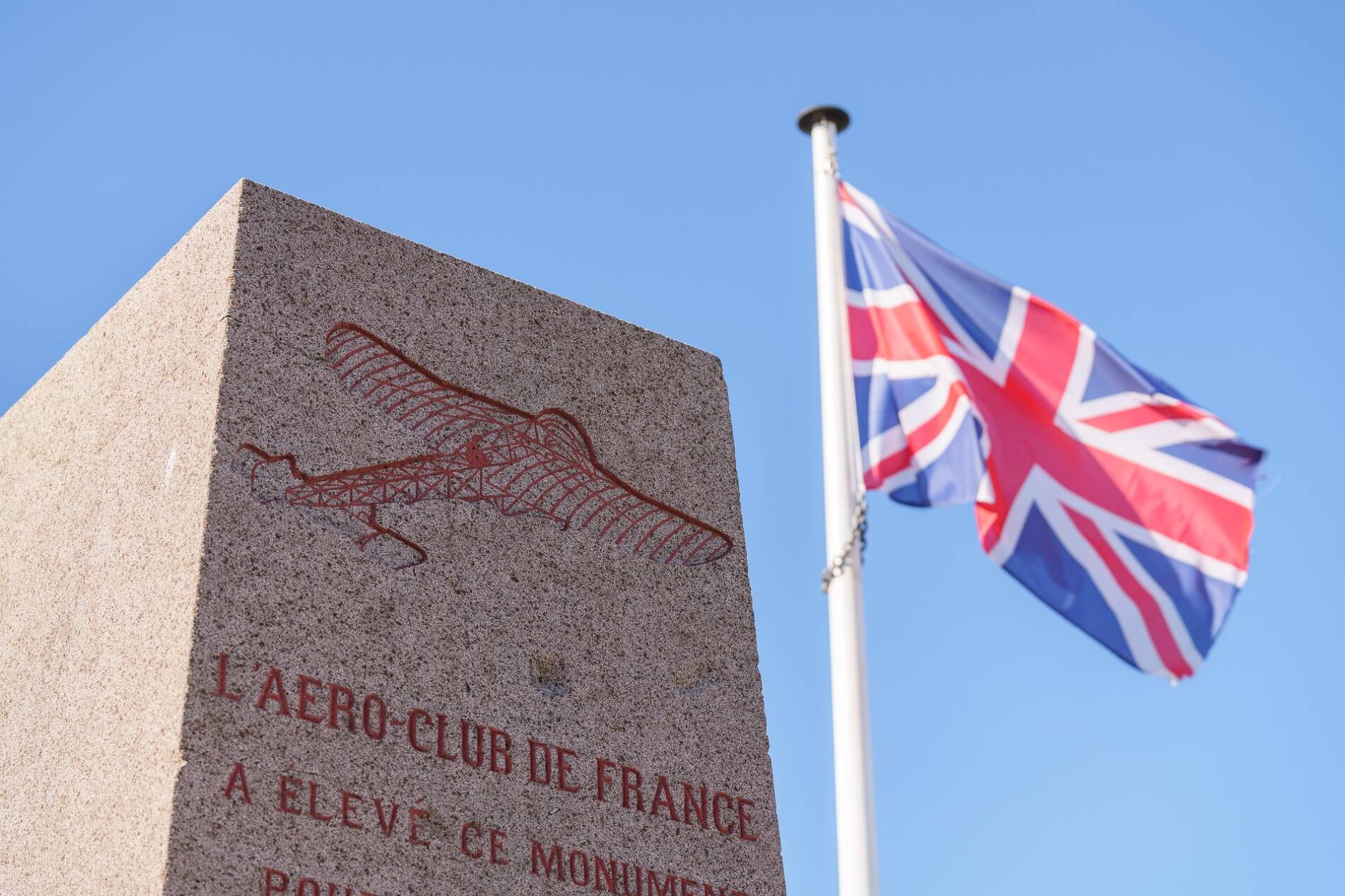 Stèle Louis Blériot gravée d'un avion visible à Blériot-Plage.