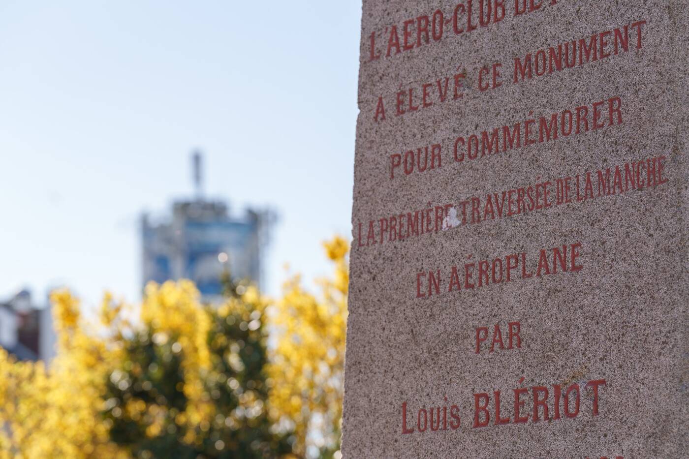 Stèle en l'honneur de Louis Blériot, pionnier de l'aviation, qui fut le premier à traverser la Manche en avion le 25 juillet 1909.