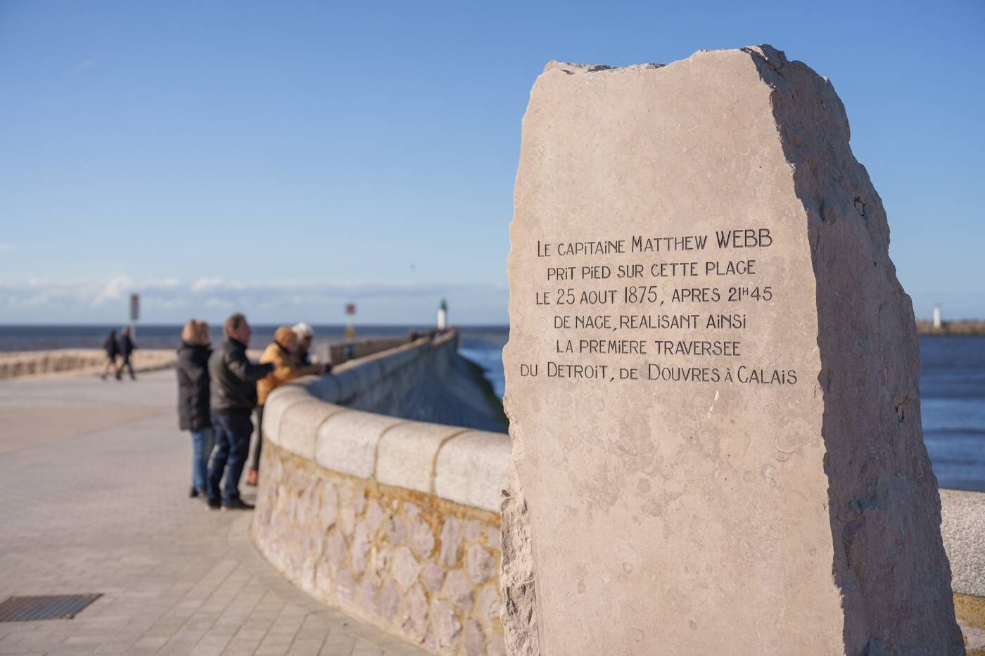 La stèle Matthew Webb à Calais LA Plage, honorant son statut de Héros de la Manche