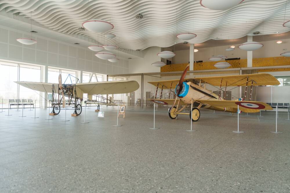 Un Blériot XI et un Spad VII, créés par l’aviateur Louis Blériot, visibles dans le bâtiment d’entrée du nouveau port de Calais