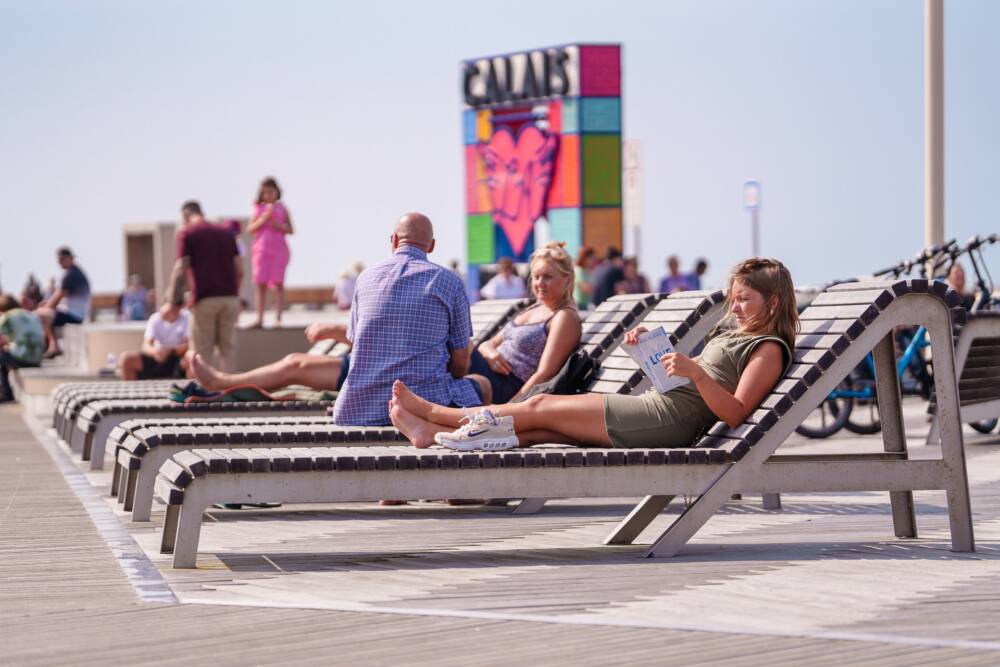 Le totem Calais La Plage sur le solarium de la plage.