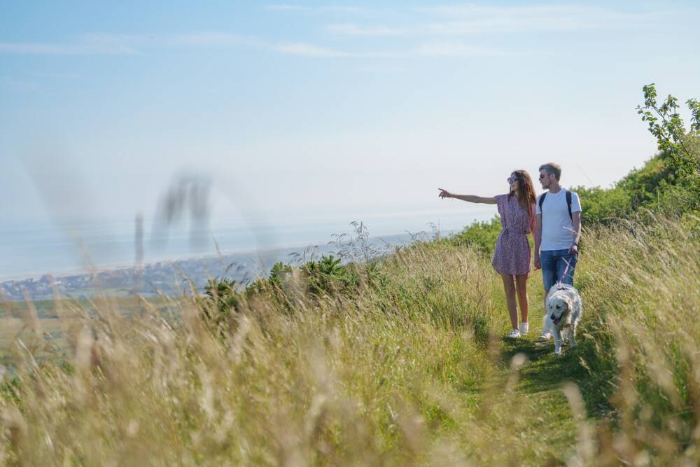 Un couple sur les hauteurs du Cap Blanc-Nez.