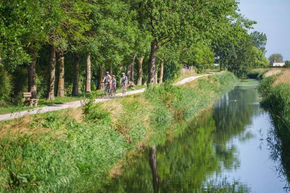 une famille sur la vélo route de Coulogne longeant le canal de Calais-Saint-Omer.