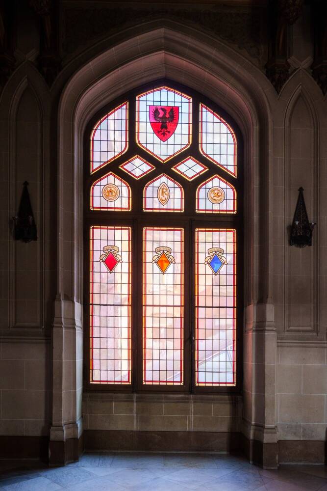 Vitraux de l'étage de l'Hôtel de ville de Calais.