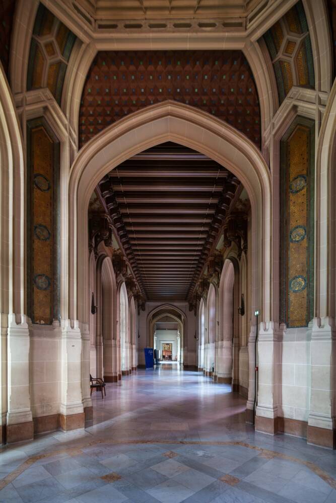 La galerie d'honneur située au 1er étage de l'Hôtel de Ville de Calais