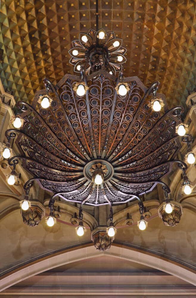 Lustre de l'Hôtel de ville de Calais suspendu dans l'escalier d'honneur.