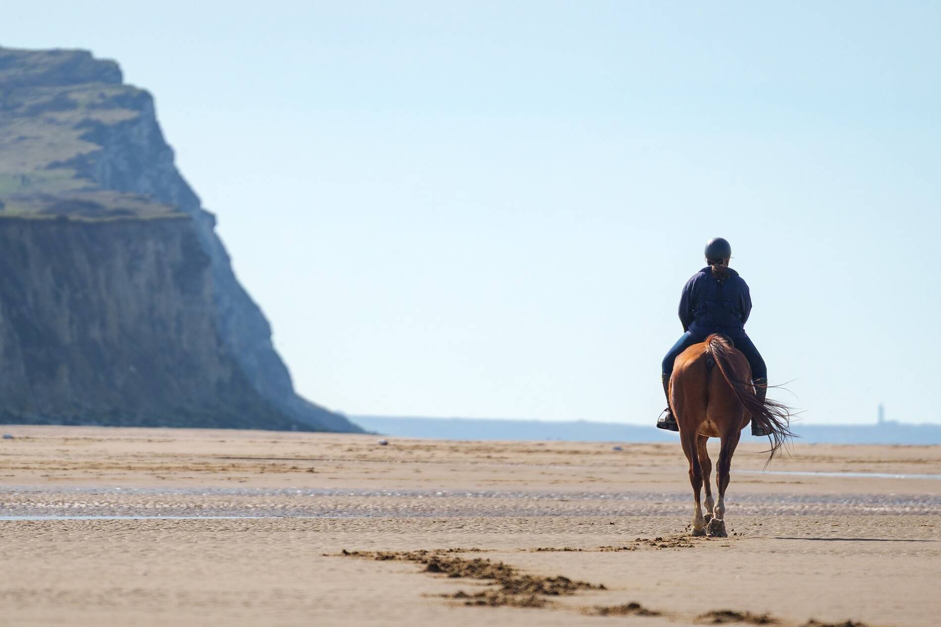 Constance et son cheval Gatsby sur les plages au pied du Cap Blanc-Nez et ses falaises.