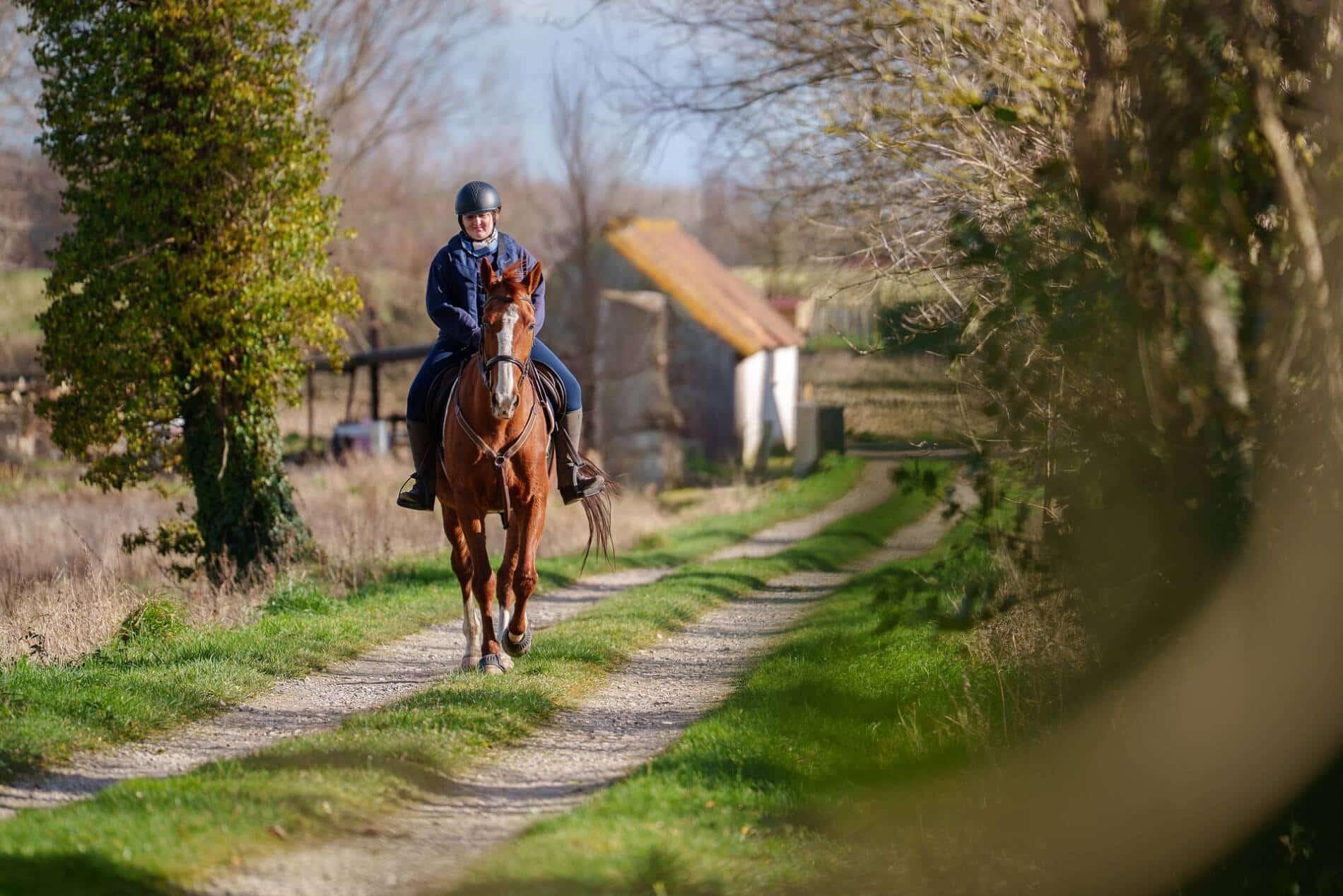 Constance et son cheval Gatsby sur les sentiers des hauteurs de Peuplingues.