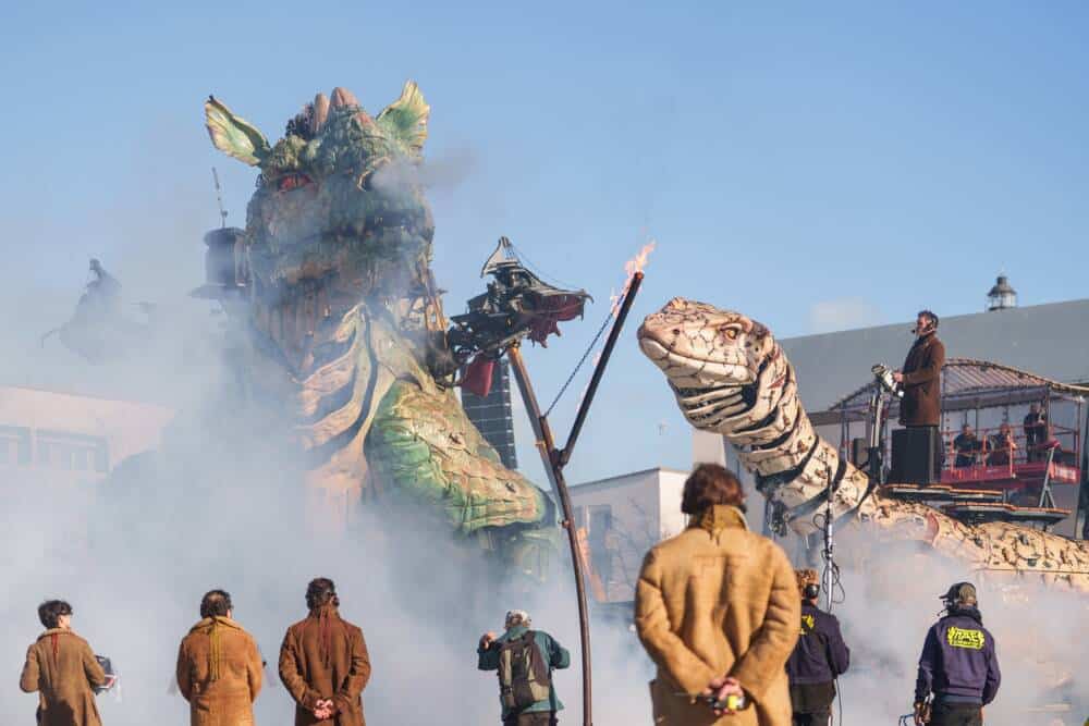 Le Dragon de Calais et le Varan ensemble sous un ciel dégagé.