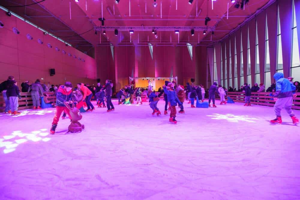 Soirée à la patinoire de Noël où l'on peut aprcevoir des familles profiter de la patinoire.