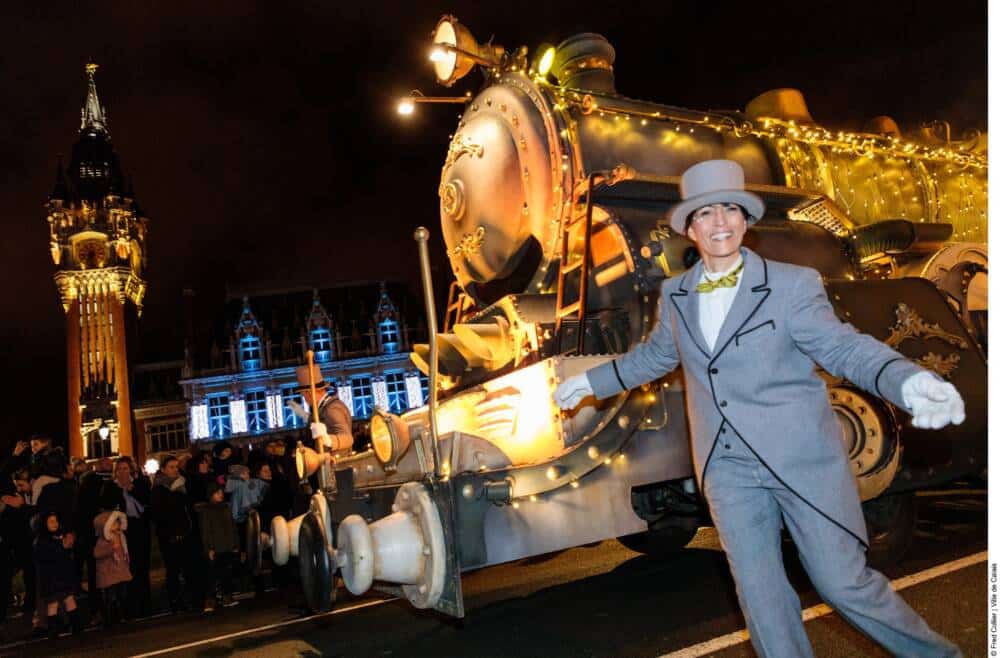 La grande parade de noël passe devant l'hôtel de ville de Calais