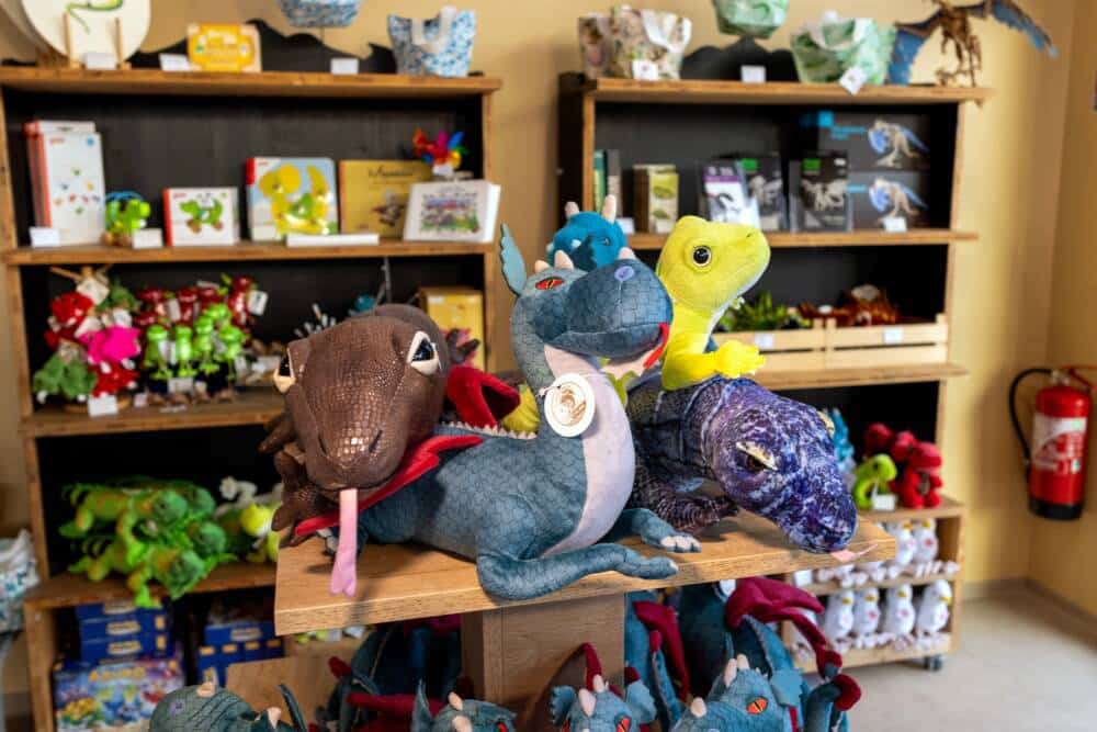 L'assortiment de peluches disponible à la boutique de la Compagnie du Dragon.