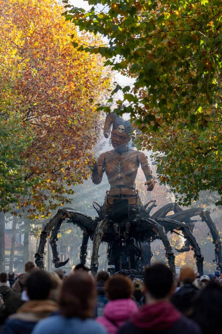 La gardienne des ténèbres se rapproche du grand théâtre de Calais