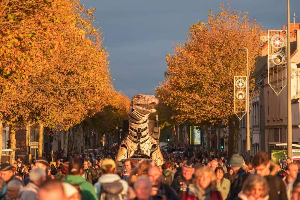 Le Varan se balade dans la ville de Calais