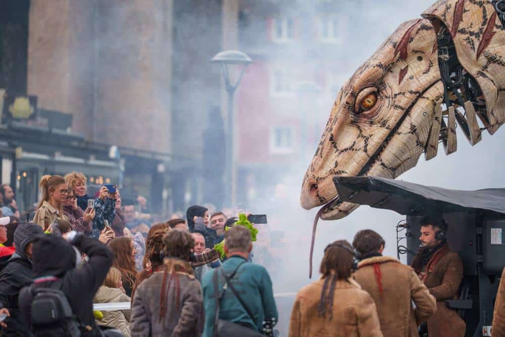 Le Varan découvre l’animation du marché, s’approche des étals et interagit avec les habitants venus lui offrir quelques feuilles de salade