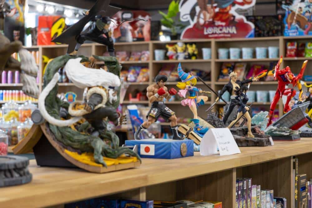 Rayonnages de la Caverne du Jeu à Calais et ses figurines de collection.