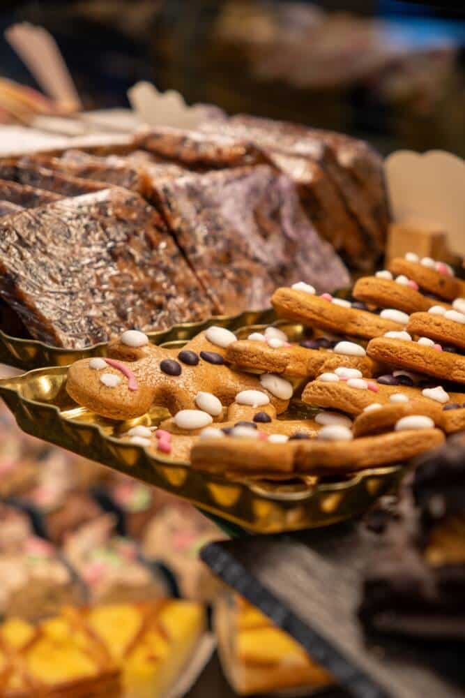 Les rayonnages sucrés de la Boulangerie Pâtisserie Lamothe à Calais et ses pains d'épice.