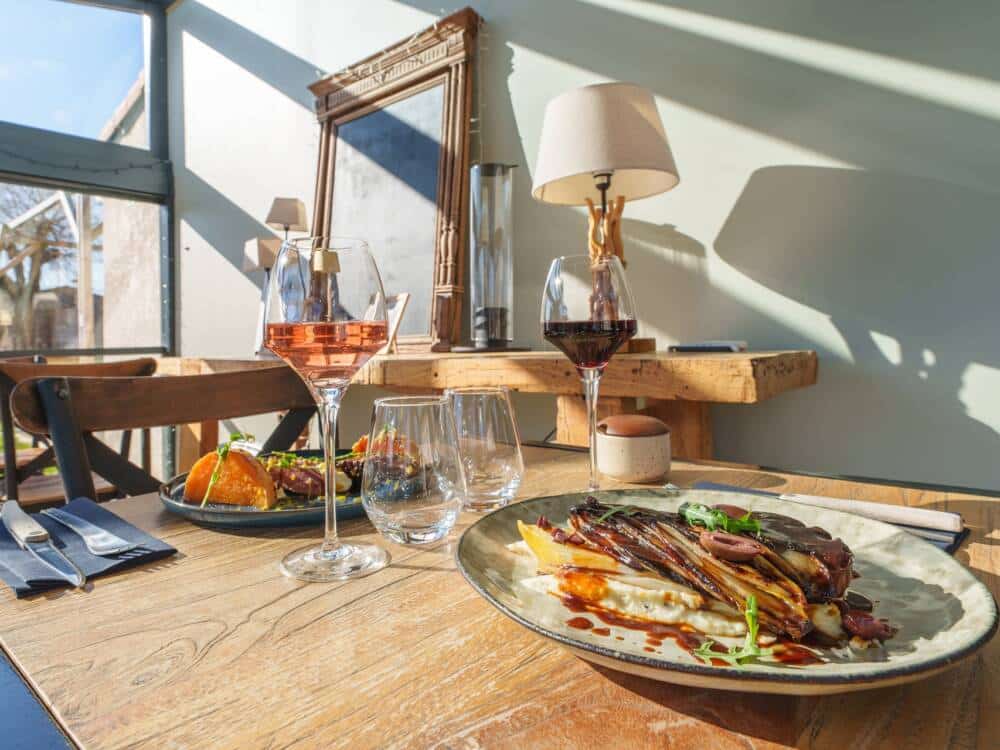 Plat présenté sur table du restaurant La Tablée