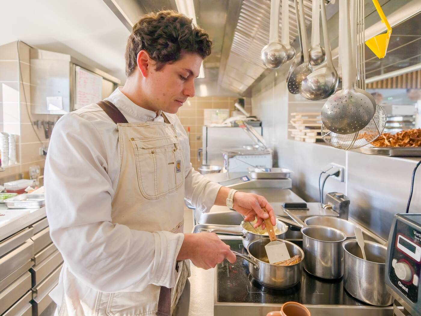 portrait de Simon De Ramecourt en train de cuisiner