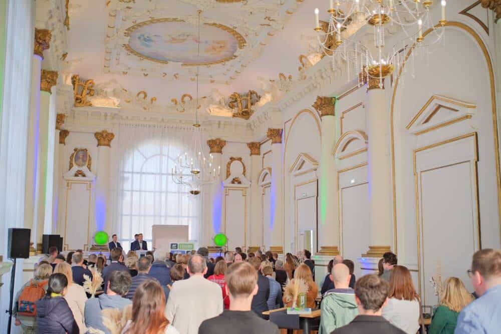 Assemblée d'ambassadeurs 2025 réunis dans la salle de bal du Théâtre de Calais.