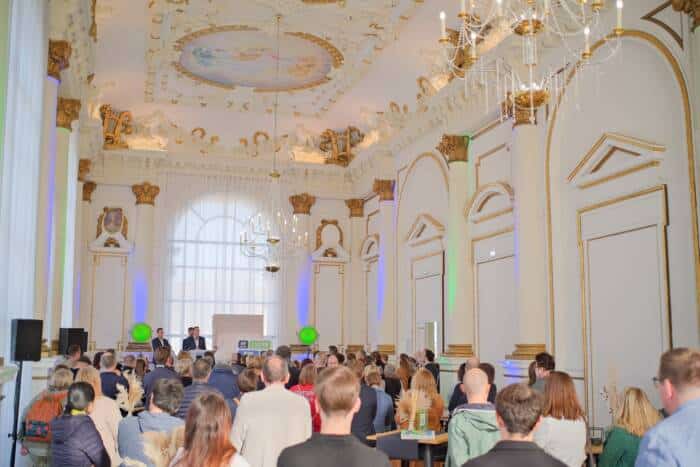 Assemblée d'ambassadeurs 2025 réunis dans la salle de bal du Théâtre de Calais.