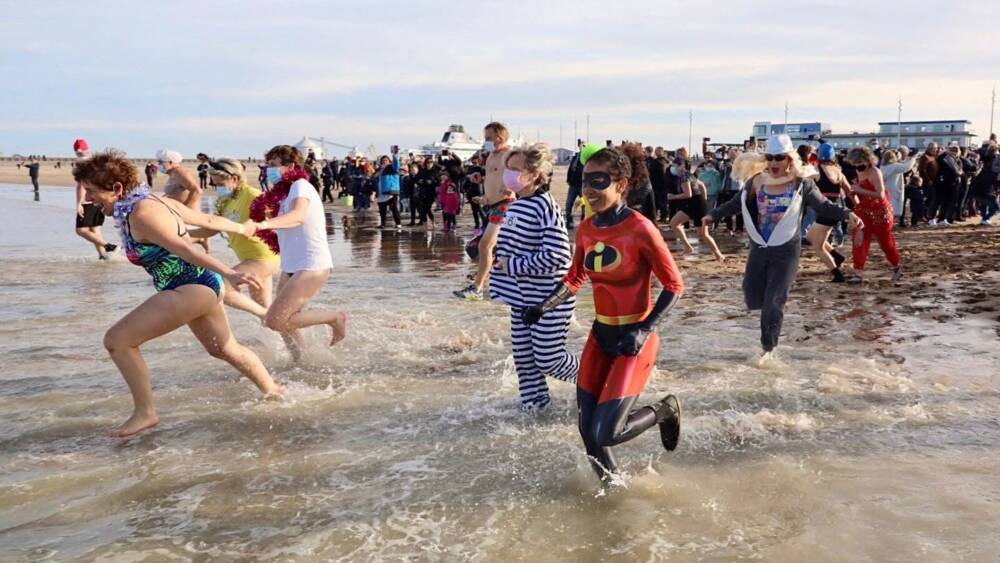 Le bain traditionnel du 1er janvier par l'association du bain Décalais