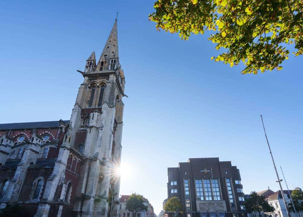 L'église Saint-Pierre, du même nom que le quartier ou elle se situe, en plein centre de la Place Crèvecœur à Calais.