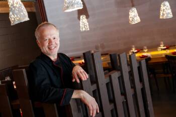 Portrait du Chef des Grandes Tables du Channel Alain Moitel dans son restaurant