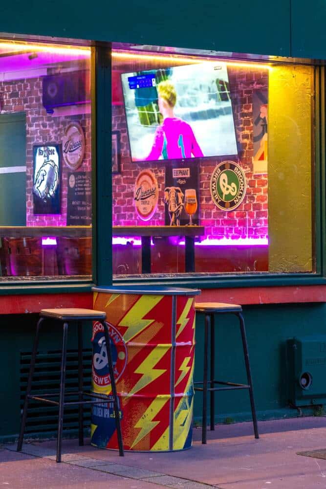 Extérieur du Bar La Soule à Calais la nuit