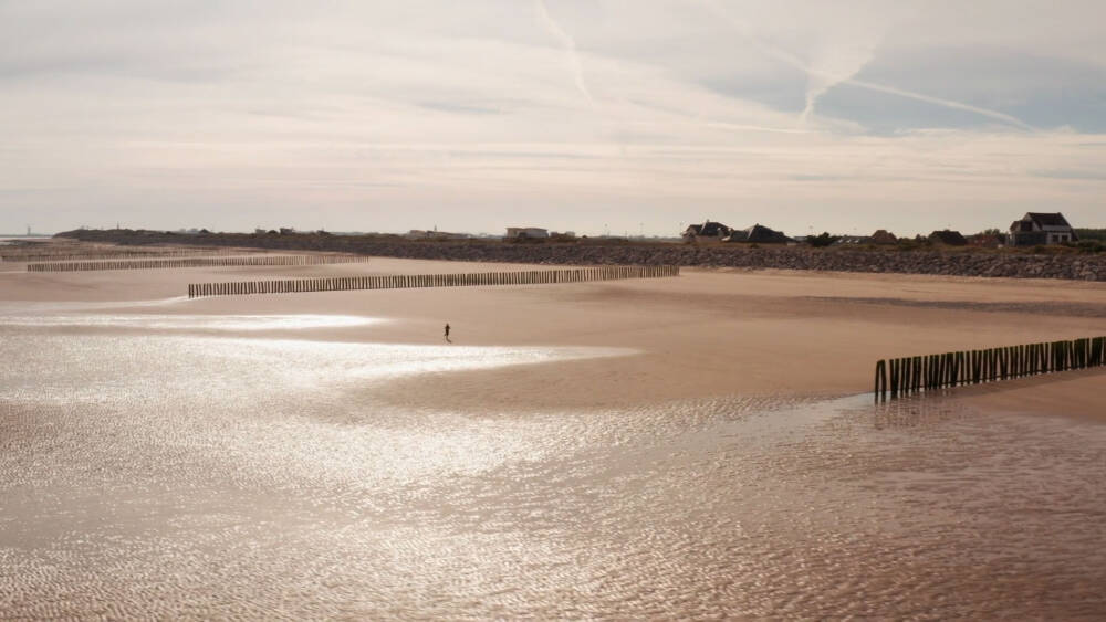Running sur la plage de Sangatte sous un soleil à marée basse.