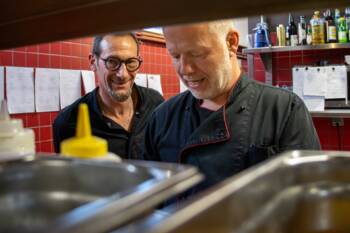 Les Chefs Alain Moitel et David Gauduchon préparent un plat au restaurant les grandes tables du channel