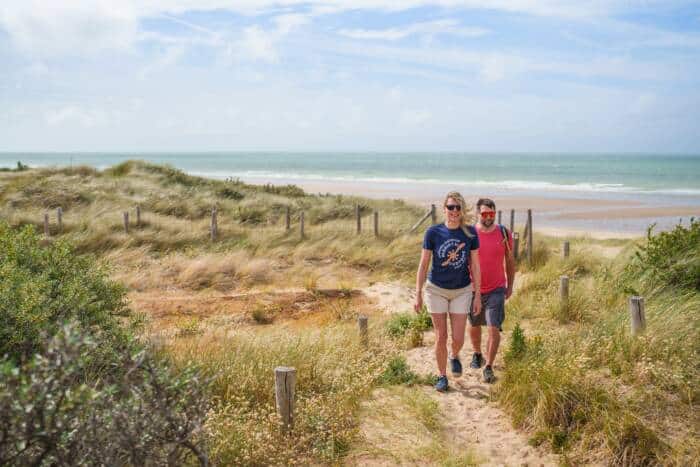 Un couple sur les sentiers des Dunes du Fort Mahon Un couple sur les sentiers des Dunes du Fort Mahon et la plage de Sangatte en contrebas.