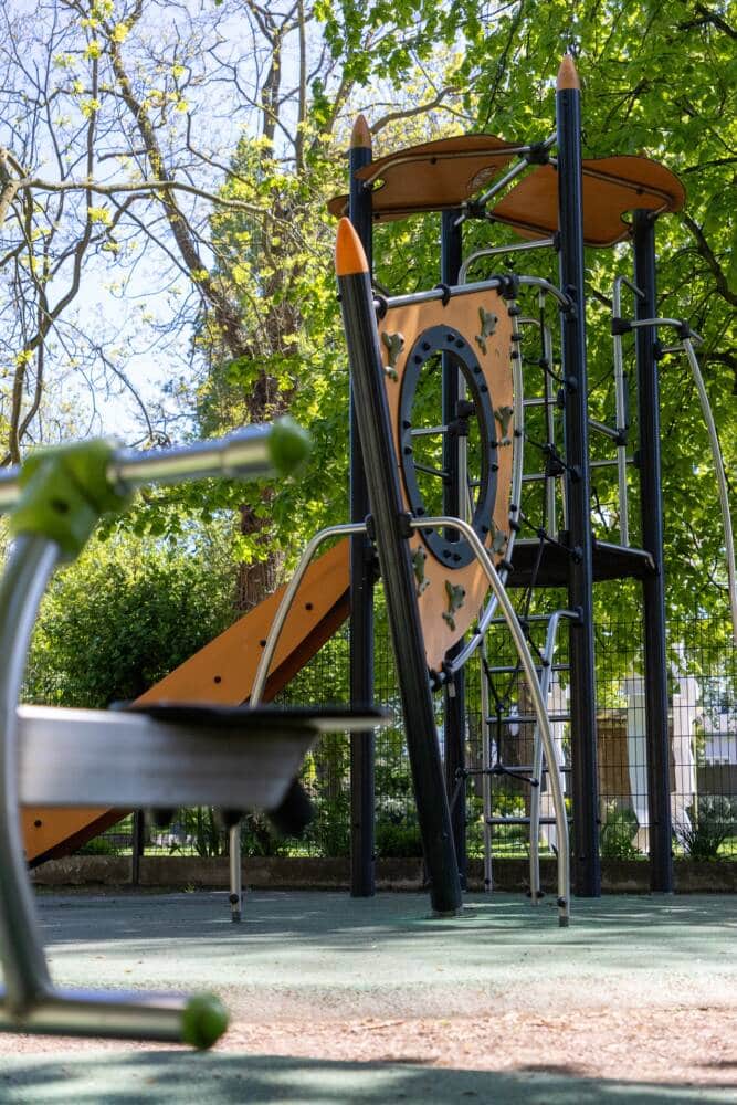 eux et toboggans de l'aire de jeux du parc Richelieu de Calais